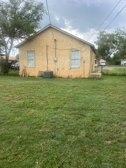 Building Photo - 904 8th Ave