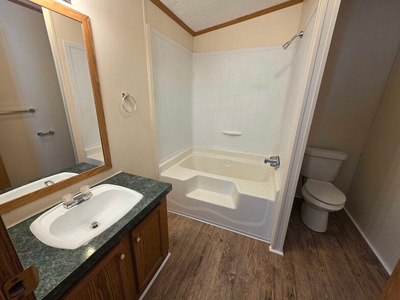 Building Photo - 4421 Beechwood St