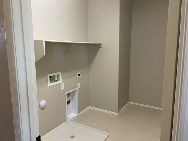 Building Photo - 4233 W Winston Dr
