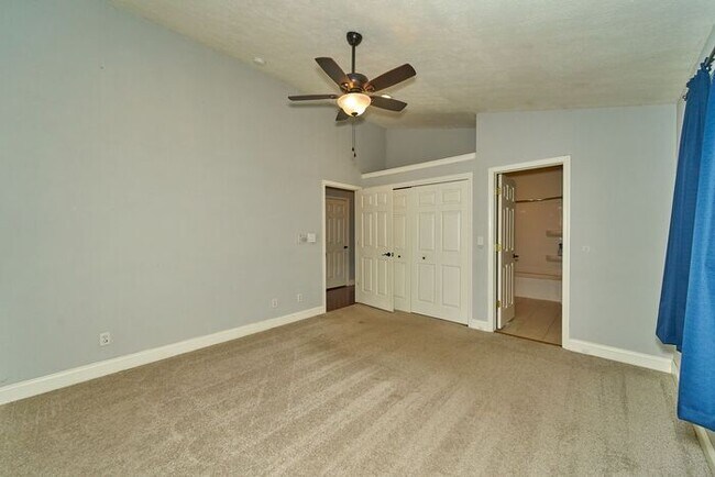 Building Photo - Charming 2 Bed Bungalow in Great SoBro Location!