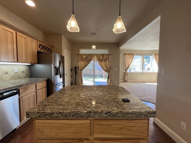 Building Photo - Beautiful 5 Bedroom Home + Office with Grand Entry, Gourmet Kitchen & Private Backyard