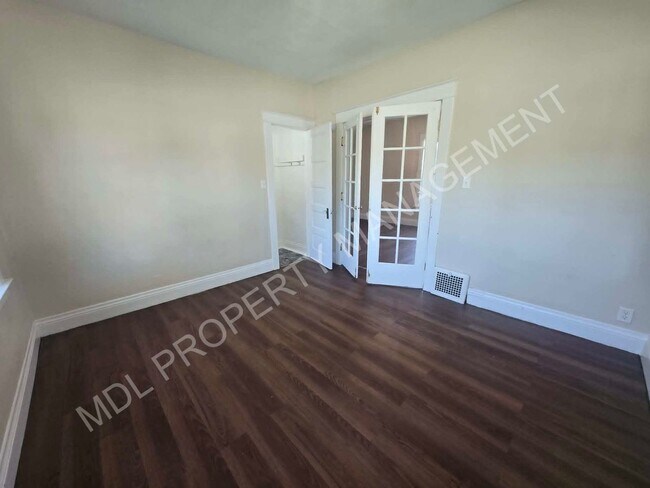 Building Photo - 2120 Stark St
