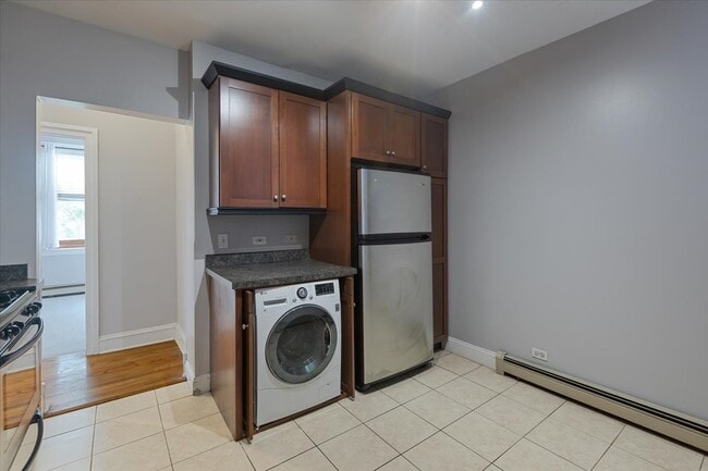 Building Photo - 630 W Waveland Ave