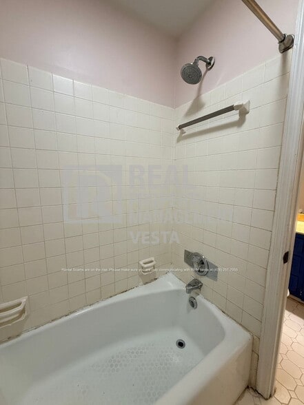 Building Photo - 5116 Pineridge Dr
