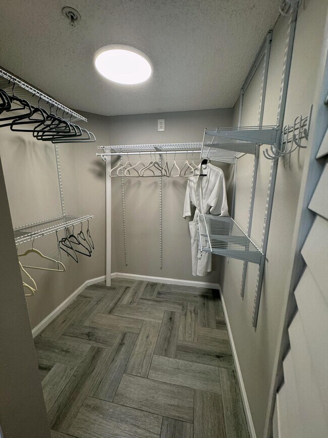 Building Photo - 300 Scotia Dr