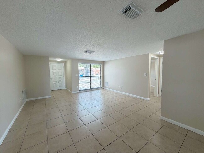 Building Photo - Spacious 2/2 with home with fenced yard in great Port Richey location.