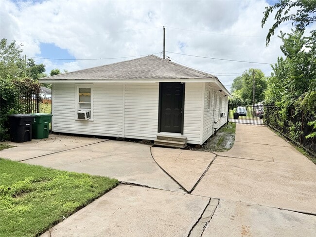 Building Photo - 1323 E 35th St