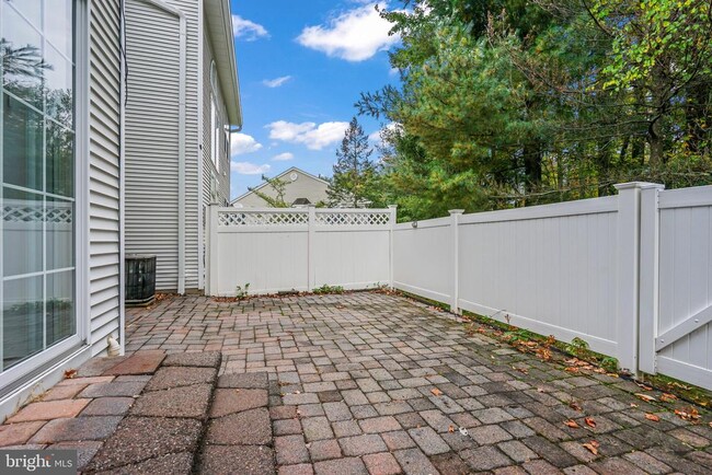 Building Photo - 204 Camelot Ct
