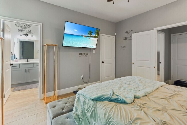 Building Photo - 5607 Bacher St