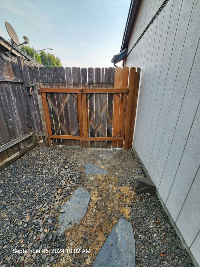 Building Photo - 531 SW Honeysuckle Ct