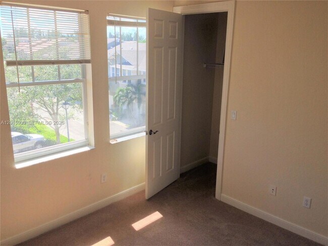 Building Photo - 690 Amador Ln