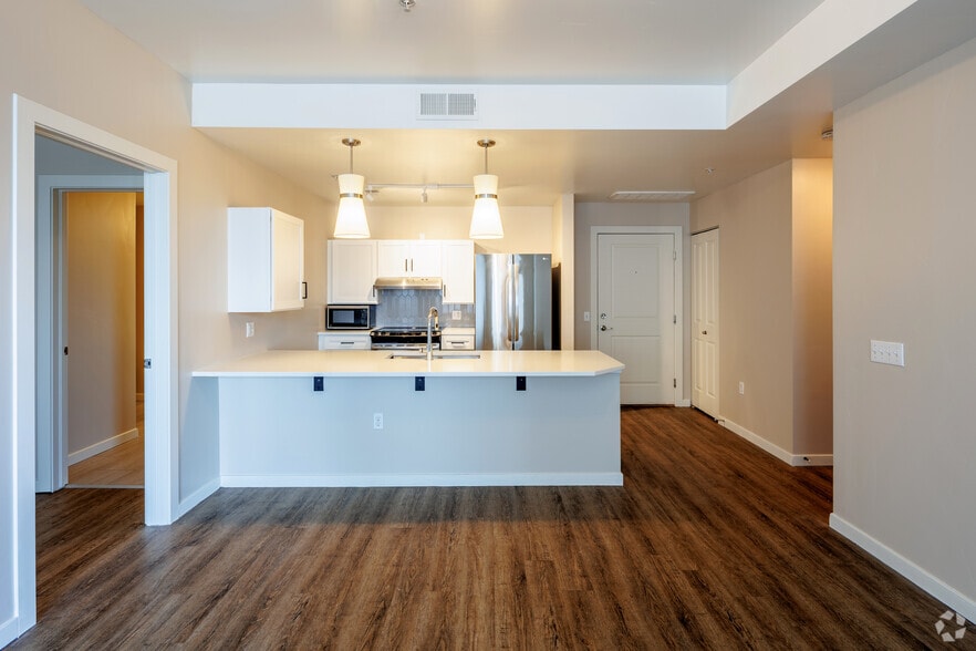 3BR, 2BA - 1,160SF - Prospect on Central