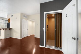 Building Photo - Charming 3-bedroom, 3-bathroom Condo