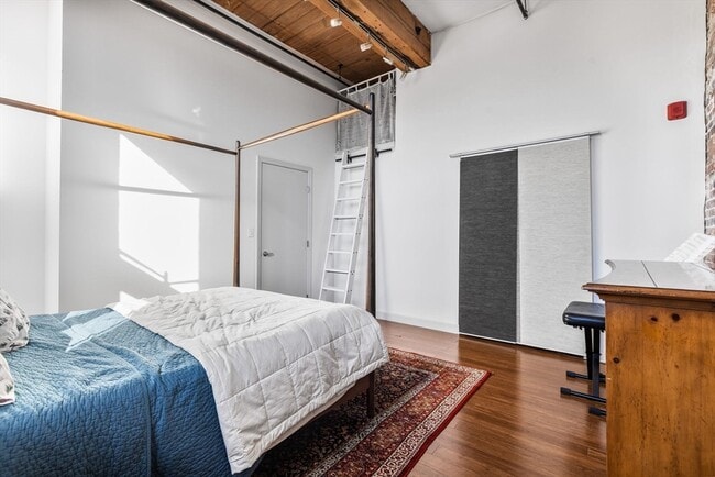 Building Photo - 320 W 2nd St