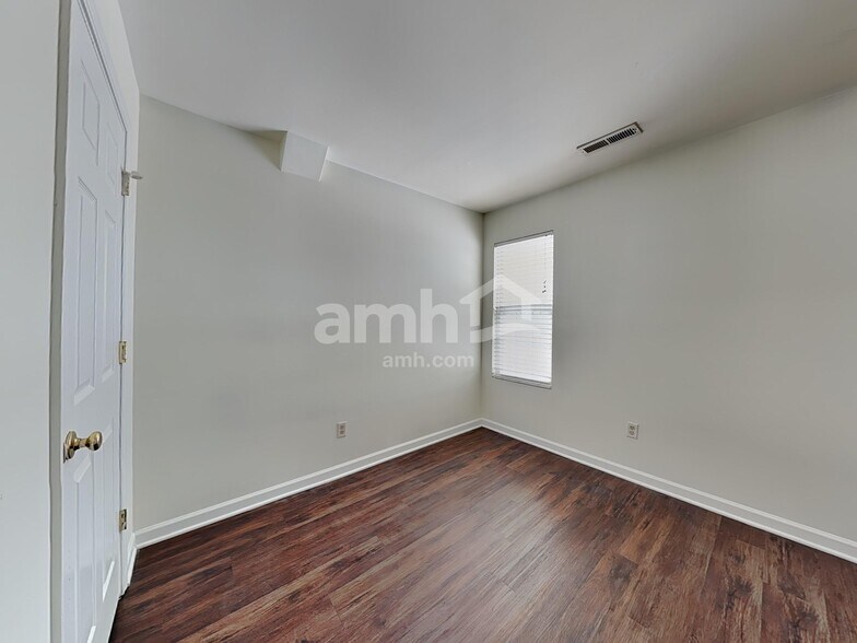 Building Photo - 547 Rockbridge Dr