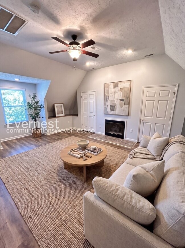 Building Photo - 3 Bed, 3.5 Bath Home with Modern Amenities / Pet-Friendly / Coming Soon!