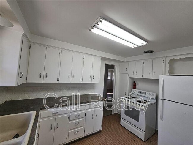 Building Photo - 2338 W Walton Ave