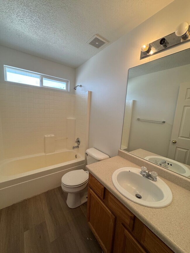 Building Photo - Amazing Riverton Townhome in Aspen Springs!