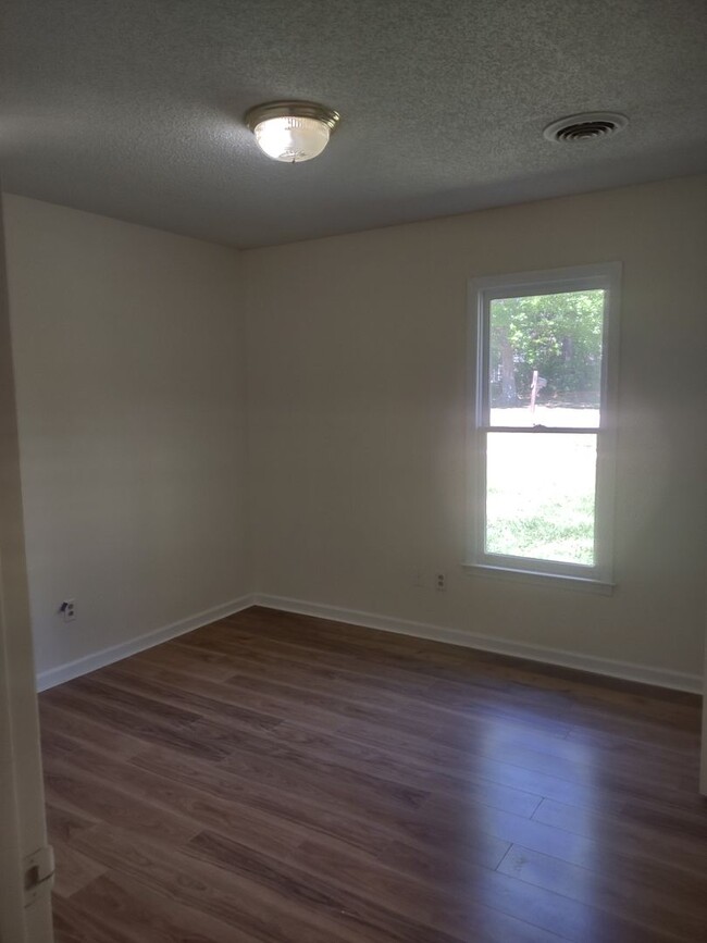 Building Photo - Wonderful Three Bedroom Home in Northeast ...