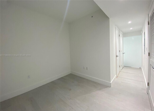 Building Photo - 10201 E Bay Harbor Dr