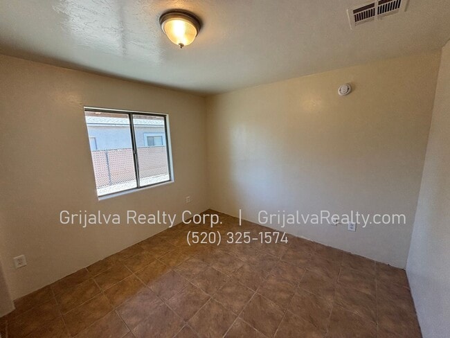 Building Photo - 5015 S Park Ave