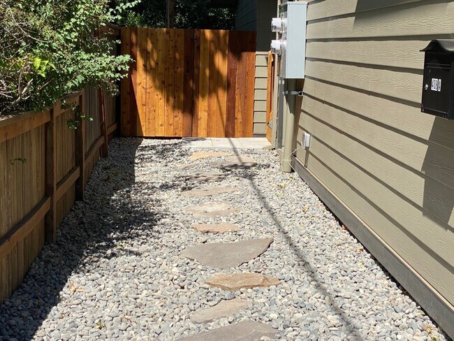 Building Photo - 408 Pine St