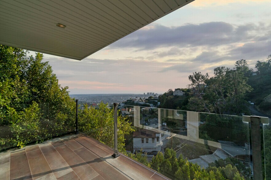 Building Photo - 1737 Sunset Plaza Dr