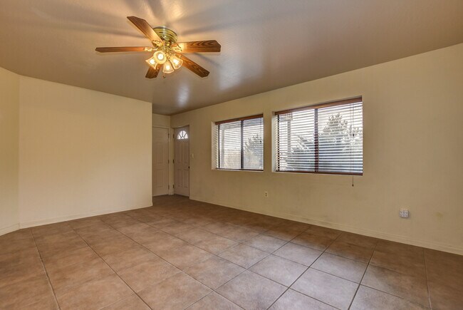 Building Photo - 3 Bedroom 3 Bath home in Diamond Valley!