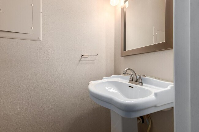 Building Photo - 286 W Palomino Dr