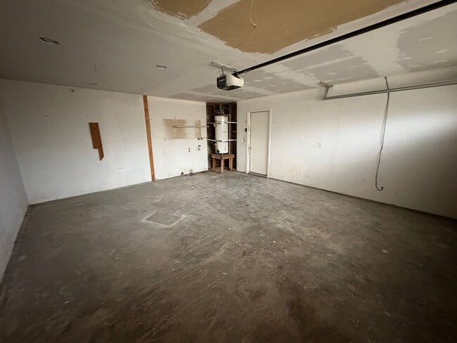 Building Photo - SE Tulare Home Near Shopping Center Rent Ready!