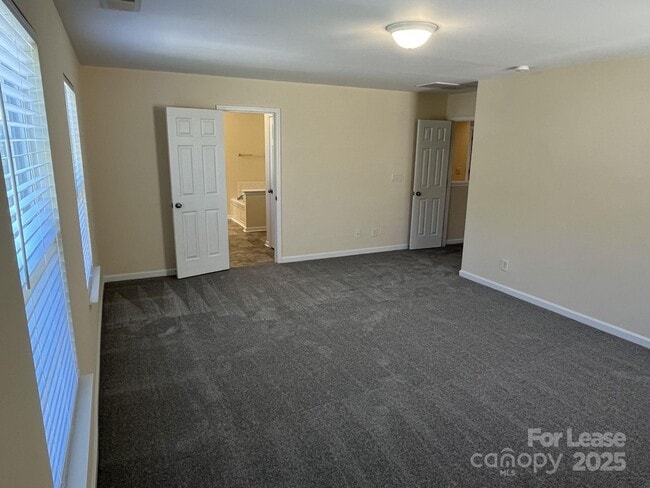 Building Photo - 242 Summit Park Ct