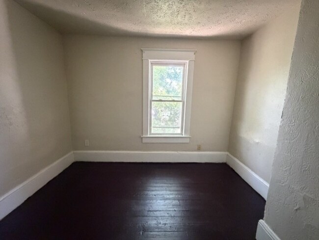 Building Photo - Room to Spread Out! 5-Bedroom Home with Covered Porch & Large Kitchen