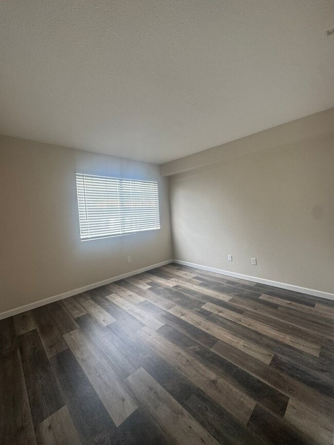 Building Photo - Remodeled Ground Floor 2 Bed Condo Ready for Move In
