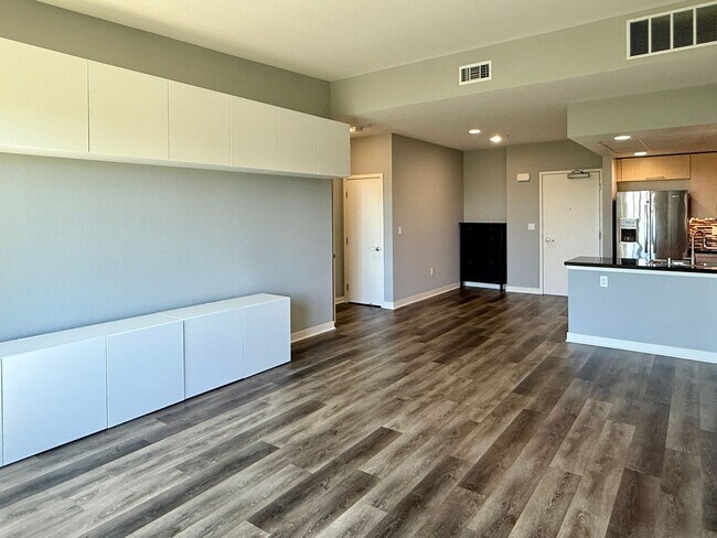 Building Photo - Spacious, Luxurious Modern 2 Bedroom, 2 Bathroom condo on the Top Floor of the Highly Desired Pla...