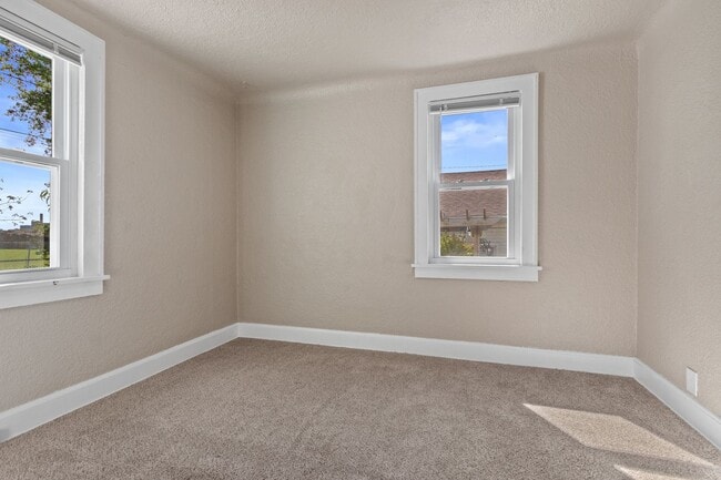 Building Photo - 1 Bedroom House