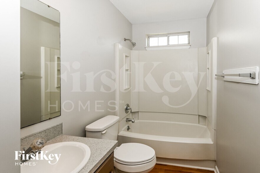 Building Photo - 2501 Oak Leigh Dr