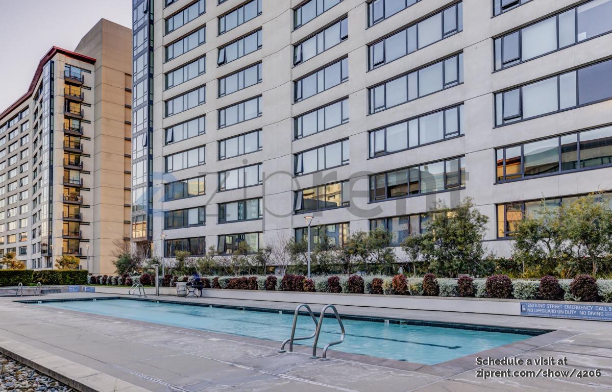 Building Photo - 260 King St