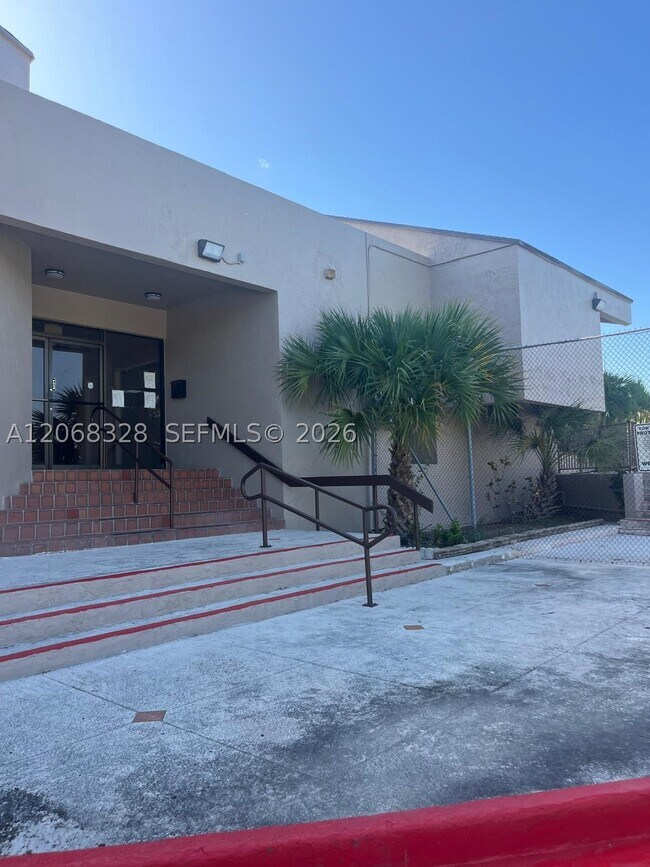Building Photo - 9139 Fontainebleau Blvd