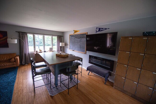 Building Photo - Short Term Rental Family Home