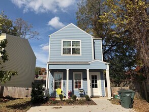 Building Photo - 2 bedroom 2.5 bath house near Dickson St. and Campus