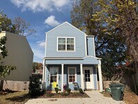 Building Photo - 2 bedroom 2.5 bath house near Dickson St. and Campus
