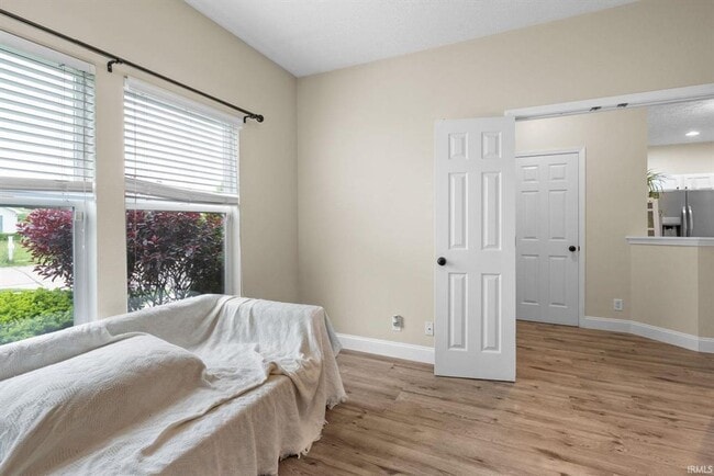 Building Photo - 3BR + Den + Biggest Fenced Yard in Neighbo...