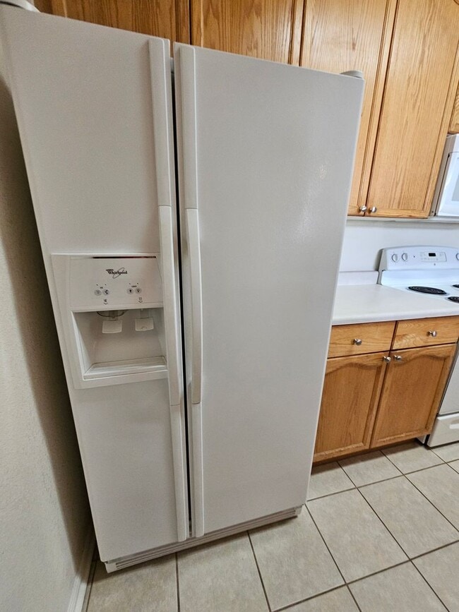 Building Photo - Awesome Aurora Top Floor 2 Bed 2 Bath Cond...