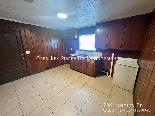 Building Photo - 706 Langley Dr