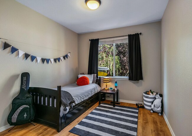 Building Photo - Gorgeous, Bright 4 Bedroom Home in SW Bend!
