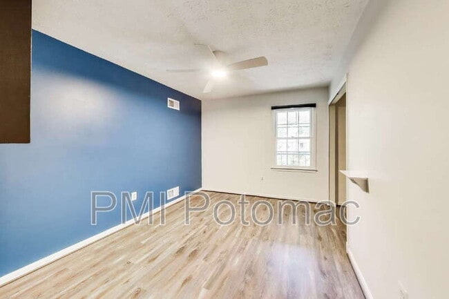 Building Photo - 1718 Crestview Dr