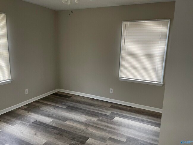Building Photo - 4503 NW Kenwood Dr
