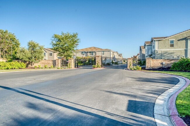 Building Photo - Spacious 3/3 Townhouse in North Clovis