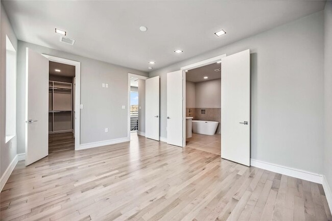 Building Photo - 1111 W 21st St