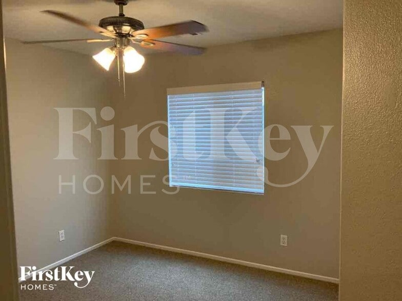 Building Photo - 2209 Meadow Green Ave